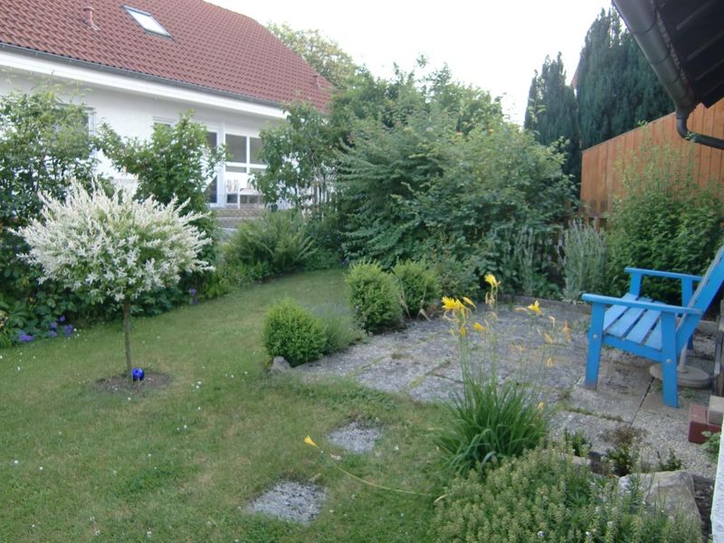 Charmante Dreizimmerwohnung mit Kachelofen und Garten